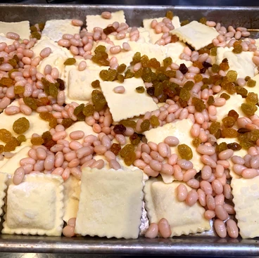 Sheet ravioli with beans and raisins 